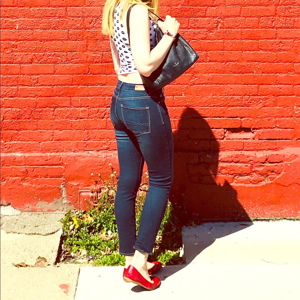 Size 26 Levi’s Denizen jeans.